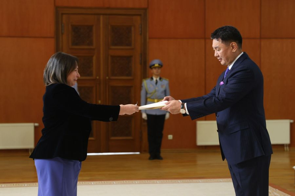 Ambassador of Italy Presents Letter of Credence