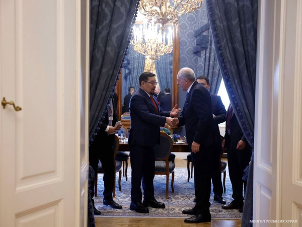 Chairman Zandanshatar Pays a Courtesy Call on the Hungarian President